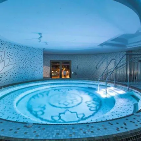 Urban Oasis At Luxurious Ocean Village Gibraltar